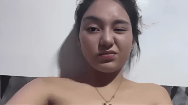 Masayang kinalikot ang bilat